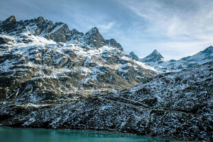 雪山下的碧绿湖水美景