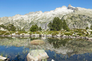 高山湖泊美景