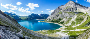 高山蓝湖美景