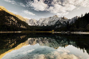 山间湖泊美景