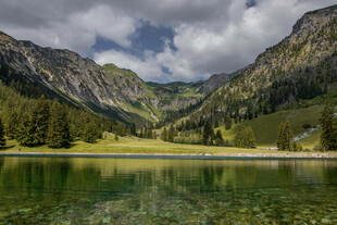 山间静谧湖景