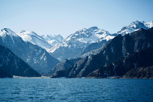 壮丽雪山下的宁静湖泊