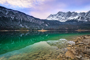 雪山下的碧绿湖泊美景