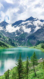高山湖畔美景