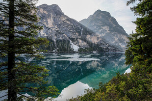 山间碧湖美景