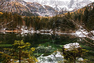 山间清湖