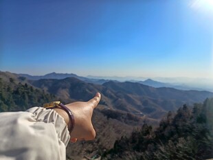 山顶裸足 畅享壮阔山景 山河