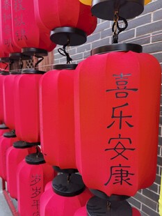 喜庆红灯笼挂于古朴砖墙