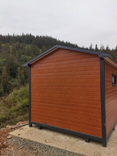 户外橙色小屋立于山林间