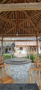 传统木质凉亭与紫火灶