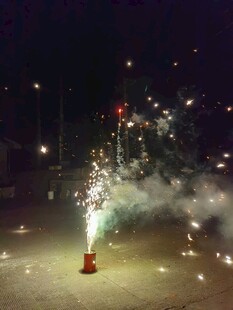 夜空中绽放的绚丽小烟花