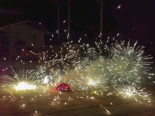 夜空中绚烂的烟花绽放