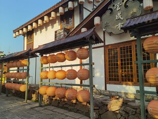 中式农家屋檐下的古风灯笼场景