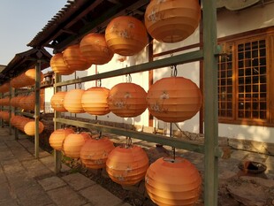 中式灯笼整齐排列于架上