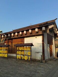 中式建筑前的黄色灯笼排列