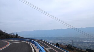 蜿蜒公路旁的壮阔风景