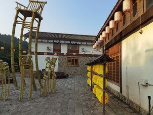 传统中式建筑旁的椅子造型设施