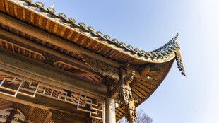中式古建筑屋檐一角
