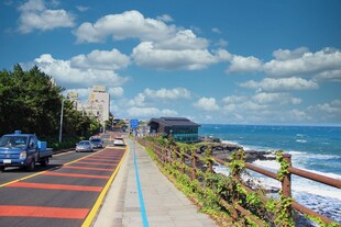 海滨彩色步道美景