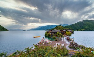 湖畔山峦美景