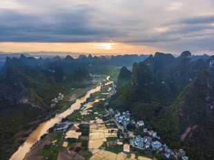 壮丽河谷日出景观