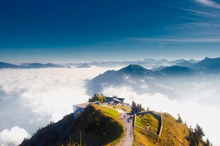 山巅云海中的壮美风景