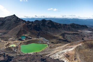 火山间的翠绿湖泊美景