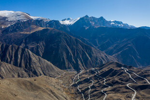 高山间的蜿蜒公路景观