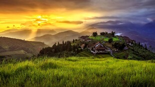 夕阳下的绿野山丘美景