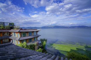 湖畔多彩建筑与湖光山色