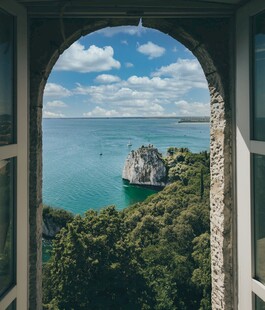 透过拱门赏碧海青山美景