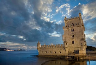 河畔壮丽历史建筑