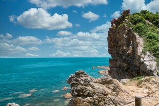 海边嶙峋岩石与蔚蓝大海