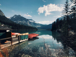 宁静湖畔的多彩小船风景