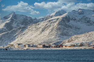 雪山下的宁静海滨风光