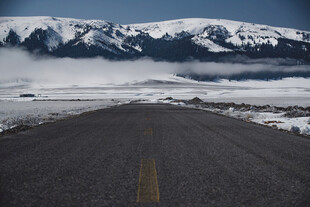 雪山下的空旷公路