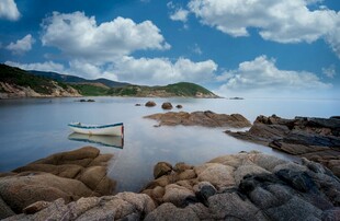 海边礁石与蓝天白云美景