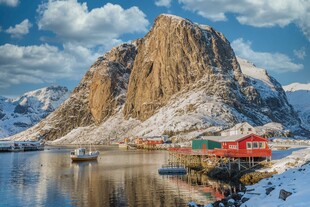 雪山下的彩色小屋与湖泊