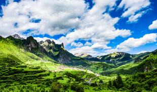 青山绿野间的蓝天白云