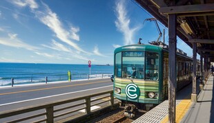 海边站台的绿色有轨电车