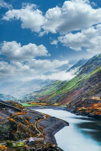 壮丽山河间的静谧湖泊