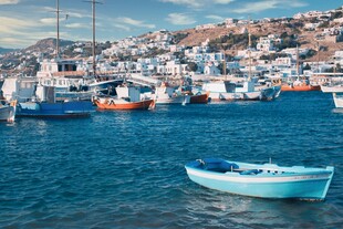 海上蓝舟与岸边城镇风光