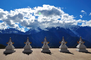 雪山下的石堆与壮丽天空