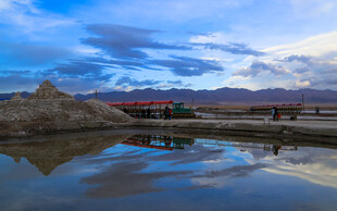 湖畔美景映天空与远山