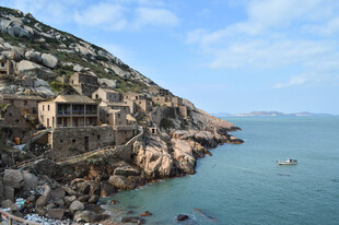 海边石砌房屋依山傍海