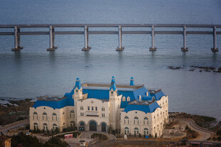 海滨城堡与跨海大桥景观