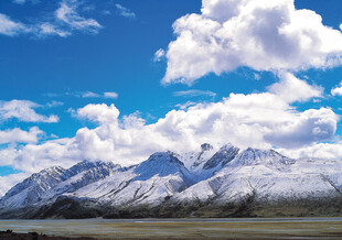 雪山蓝天壮丽自然景观