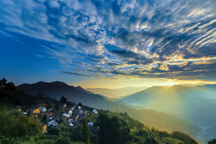 山海间的梦幻村落美景