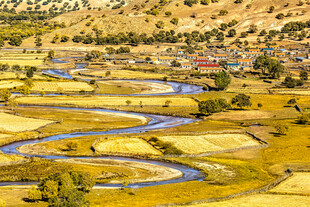 蜿蜒河畔的田园风光