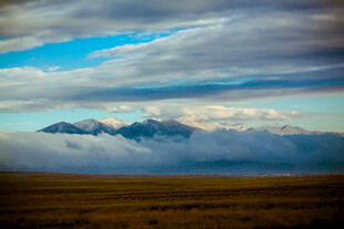 草原远山云雾美景